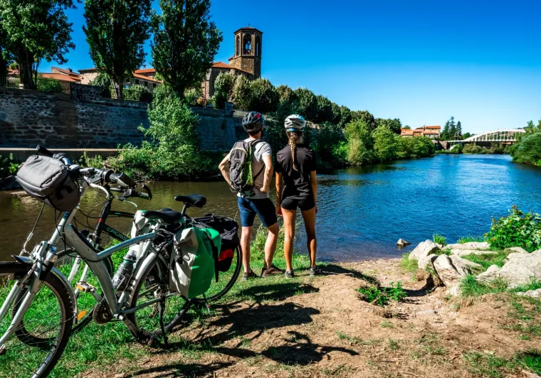 Cyclistes au bord de l'Allier à Langeac 