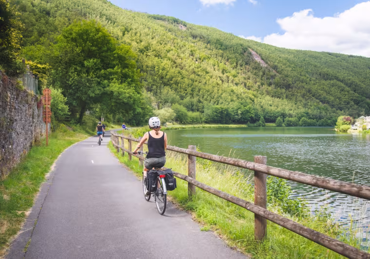 Voie verte sur l'itinéraire de la Meuse à vélo vers Monthermé