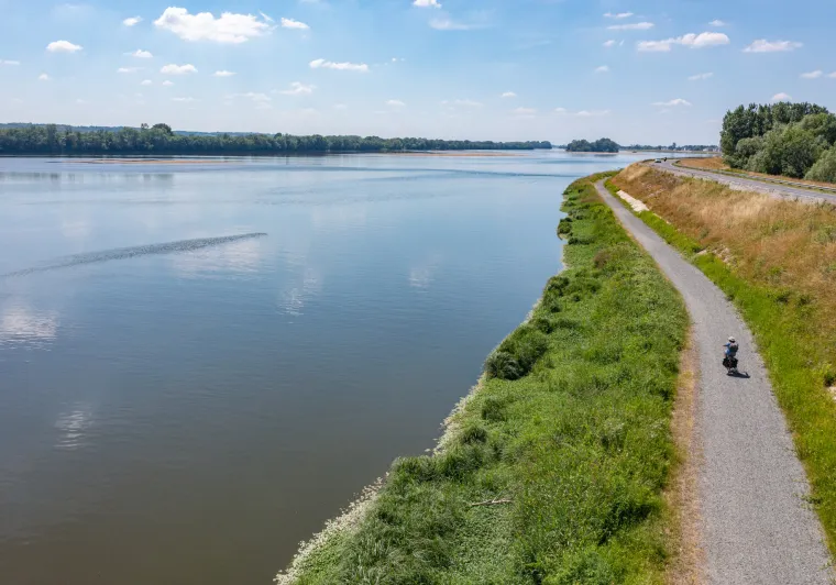 Cycliste sur les bords de Loire