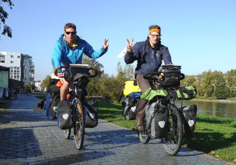 2 amis à vélos débutent leur tour du monde en France