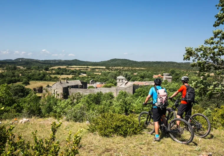 Arrivée sur la Couvertoirade à VTT
