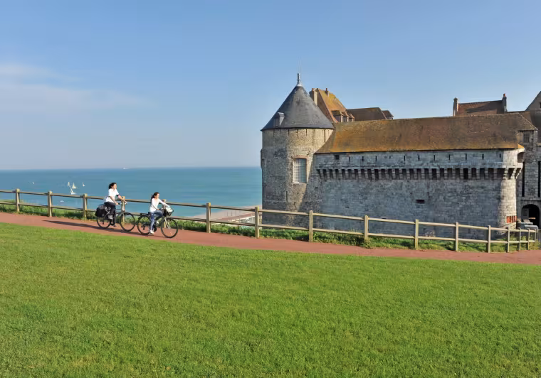 Avenue Verte London-Paris devant le château de Dieppe