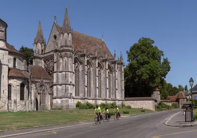 Cyclistes devant l'abbatiale de Saint-Germer-de-Fly