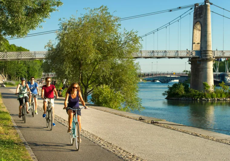 Les berges du Rhône à vélo à Lyon