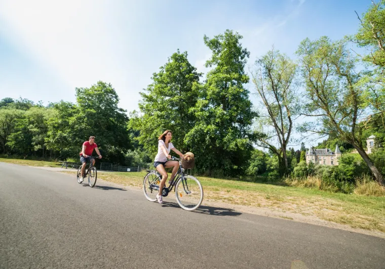 Couple à vélo sur la boucle de Moselle