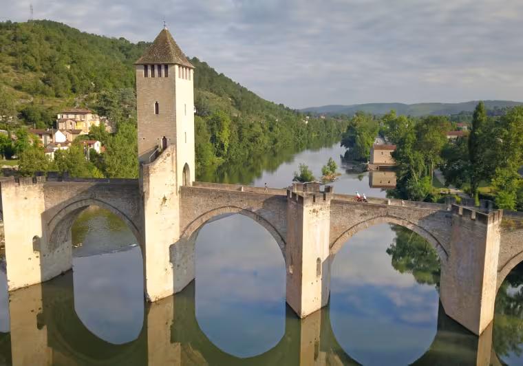 Cyclistes sur le pont Valentré à Cahors