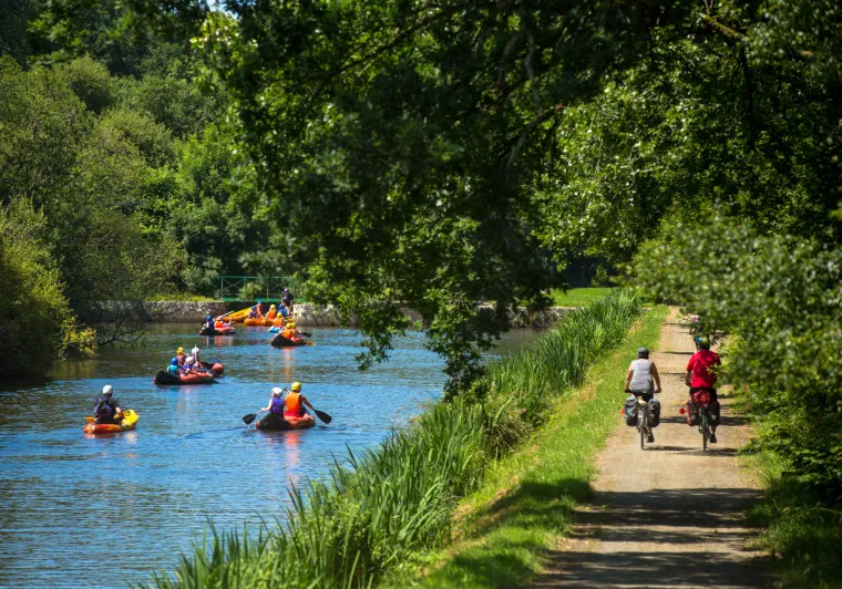 Kayaks et vélos sur le Canal de Nantes à Brest