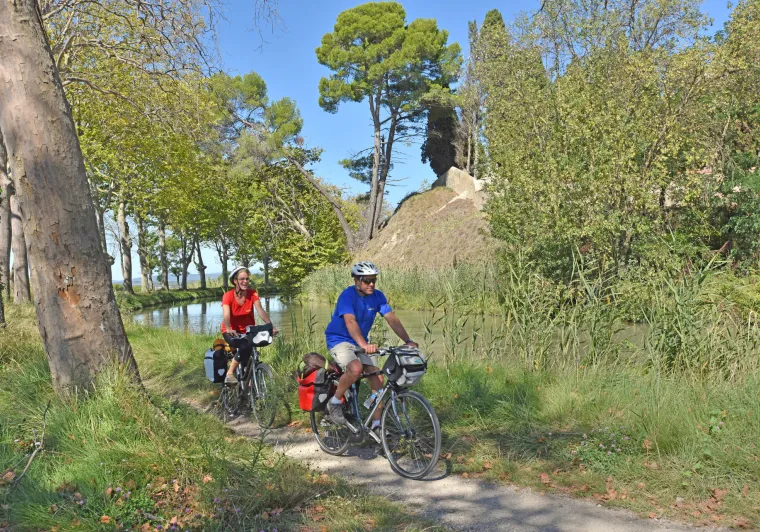 Cyclistes sur la voie verte du Canal du Midi à vélo vers Poilhes