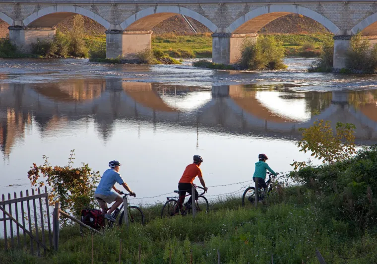 Cyclistes en bord de Loire - Amboise