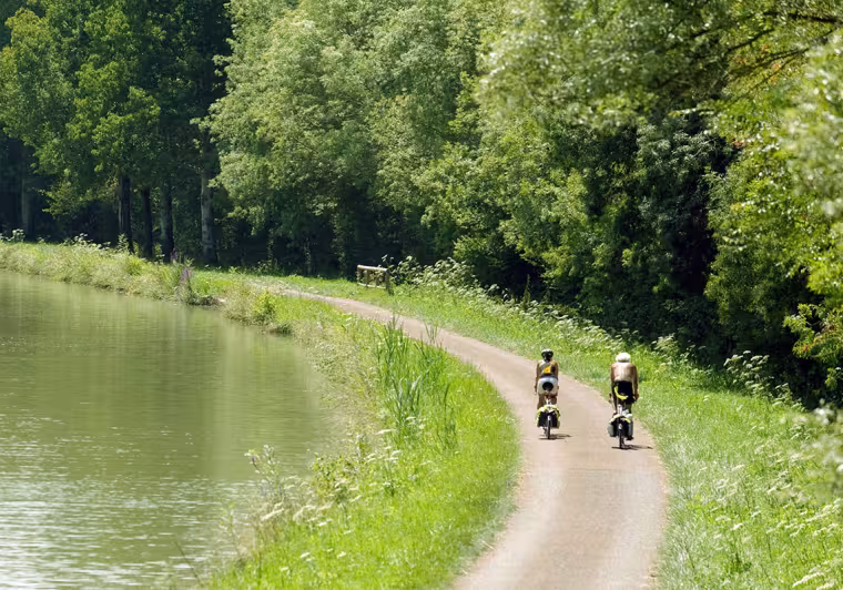 Cyclistes sur le canal du Nivernais