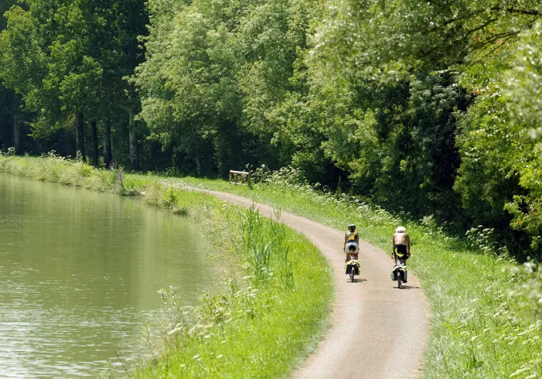 Cyclistes sur le canal du Nivernais