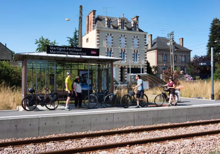 Cyclistes en gare