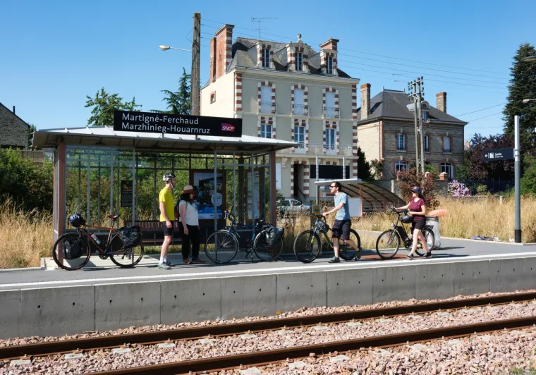 Cyclistes en gare