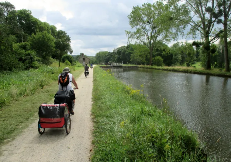 Famille avec 2 enfants sur le Canal de Bourgogne