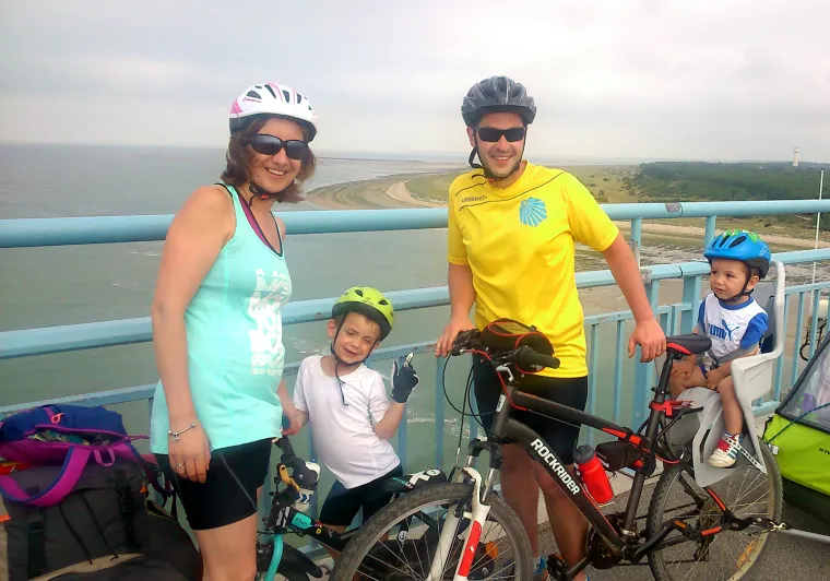 Une famille à vélo avec 2 enfants sur la Vélodyssée