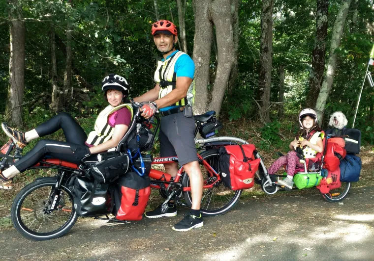 Famille Poussin en tandem Pino