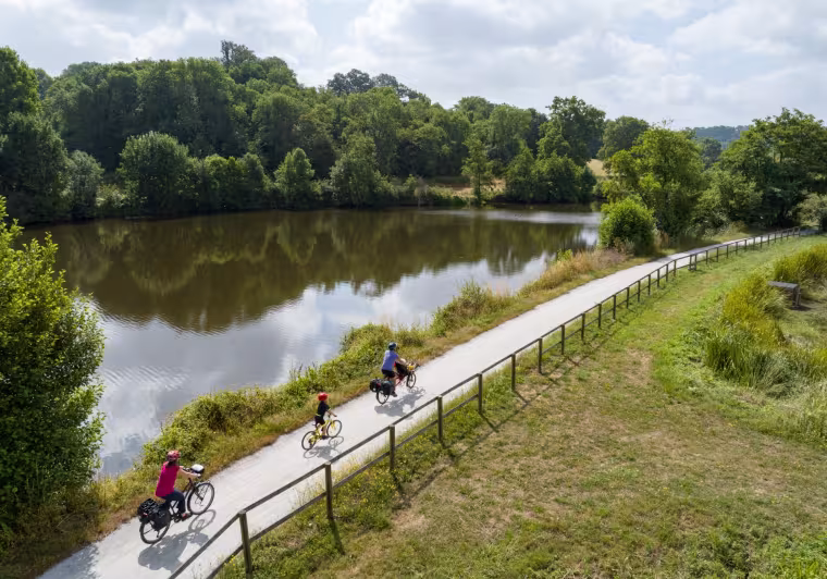 Sur la voie verte du chemin de halage en Mayenne 