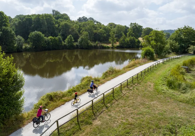 Sur la voie verte du chemin de halage en Mayenne 