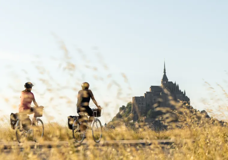 Cyclistes arrivant au Mont St-Michel