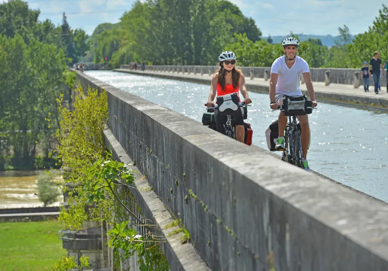 Cyclistes sur le pont Pont Canal d'Agen