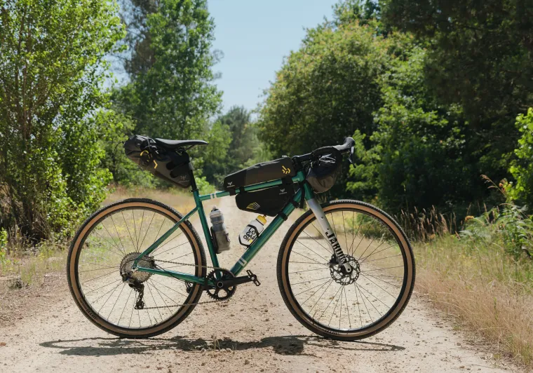 Portage des sacoches en mode bikepacking