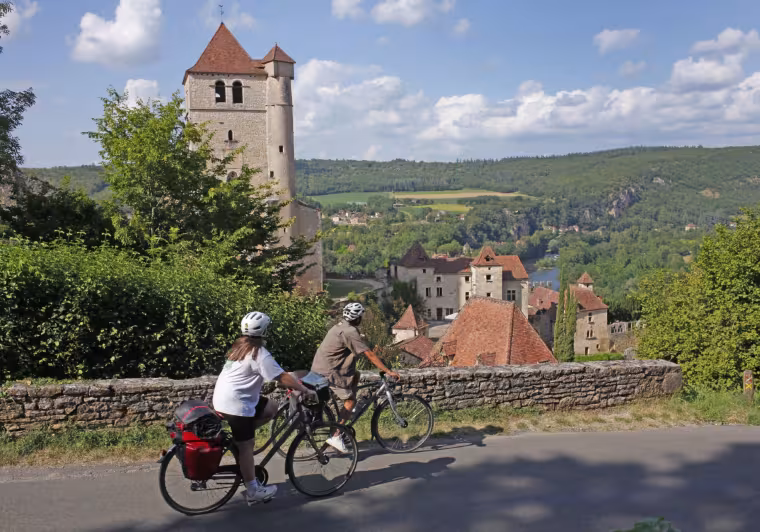 Cyclistes à Saint-Cirq-Lapopie