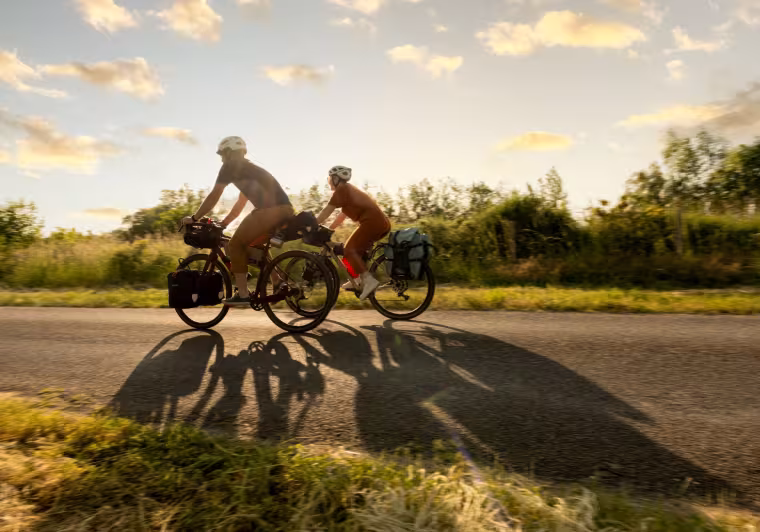 Cycliste route couché de soleil automne