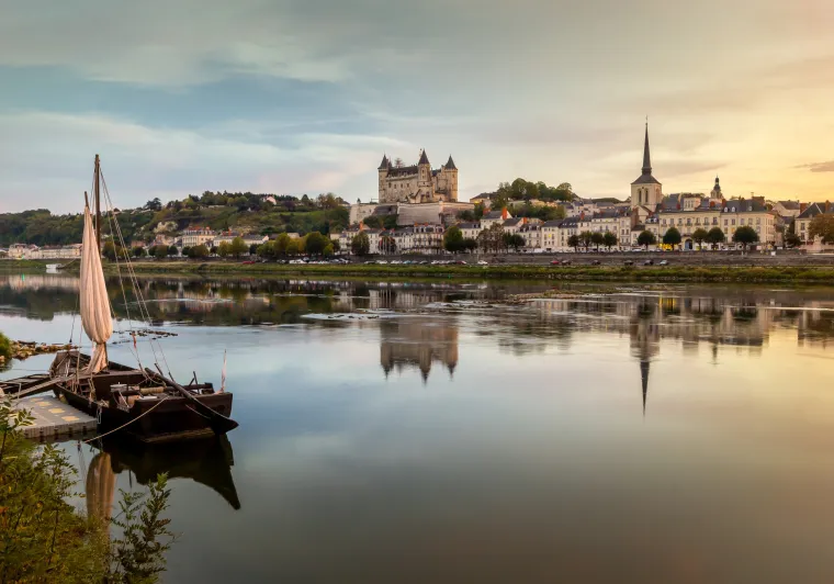 Lever de soleil sur Saumur et son château