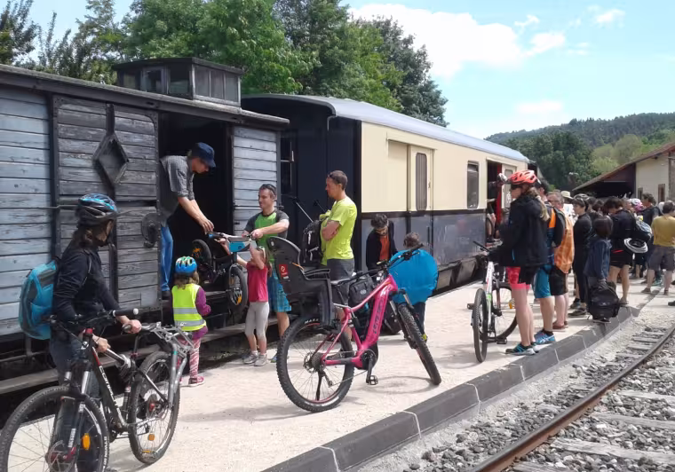 Embarquement des vélos dans le train de l'Ardèche