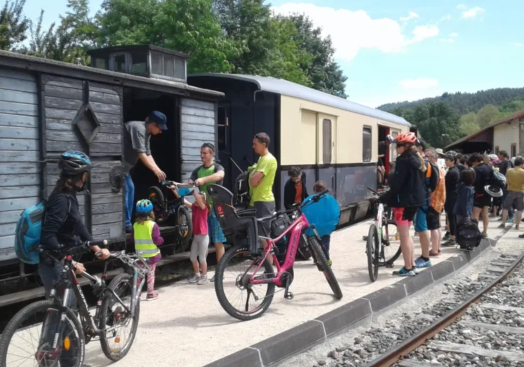 Embarquement des vélos dans le train de l'Ardèche