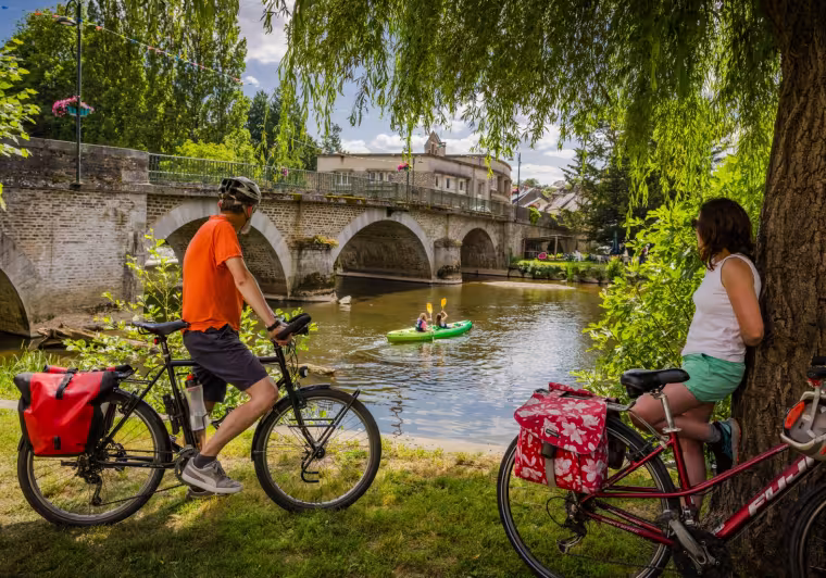 Cyclistes sur La Verdoyante à Pont d'Ouilly