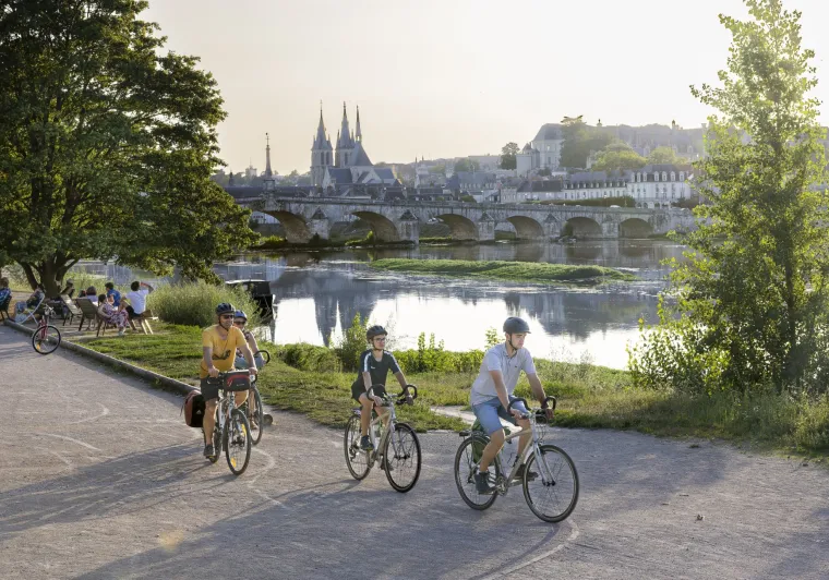 Famille à vélo à Blois