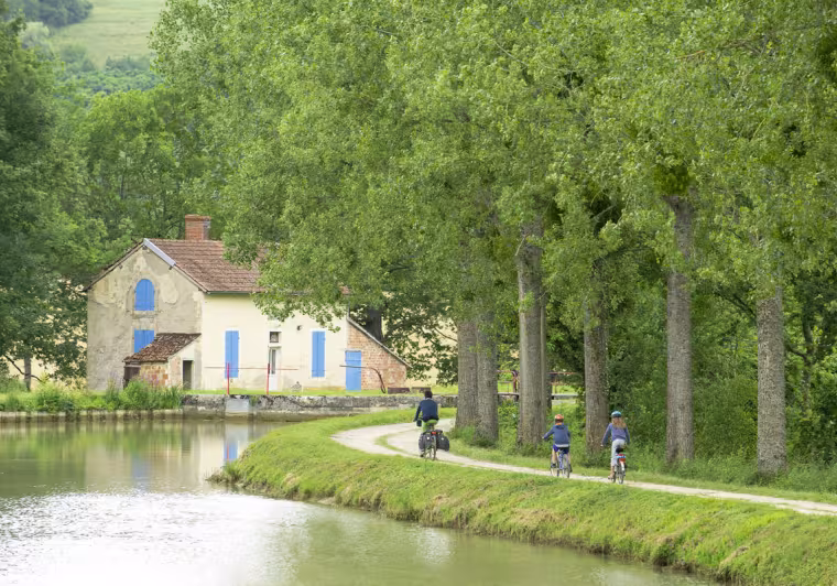 Voyageurs à vélo sur le canal de Bourgogne vers Pont-Royal