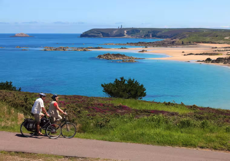Voyageurs à vélo en direction du Cap Frehel
