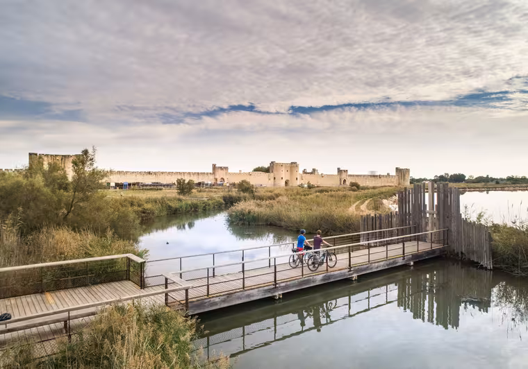 Arrivée sur Aigues-Mortes à vélo