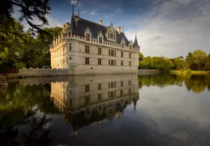 Le château d'Azay-le-Rideau se reflétant dans l'eau