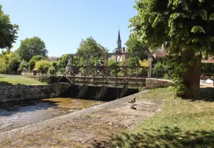 Cyclistes sur une écluse sur le Loir