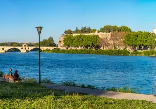 Avignon, cité des Papes au bord du Rhône