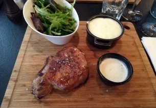 Plat d'aligot et viande