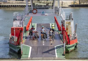 Arrivée du bac avec des vélos à La Bouille