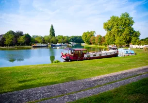 Péniche sur le canal du centre à vélo