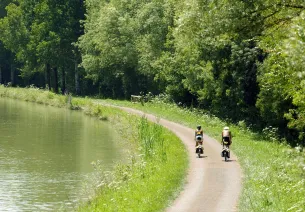 Cyclistes le long du canal du Nivernais