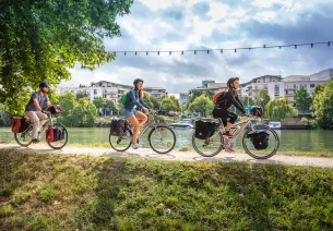 Cyclistes sur La Seine à Vélo sur l'île de Chatou