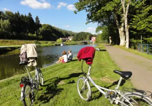 Cyclistes au bord du canal des Vosges