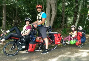Famille Poussin en tandem Pino
