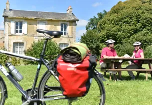 Pause pique-nique lors d'une balade vélo en Sarthe