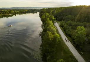 La Véloroute Voie Bleue entre Thoissey et Trévoux