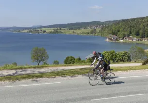 Cyclistes au lac de Saint Point
