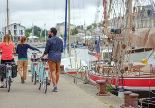Cyclistes sur le port de Pornic