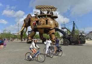 Vélos devant l'éléphant de Nantes